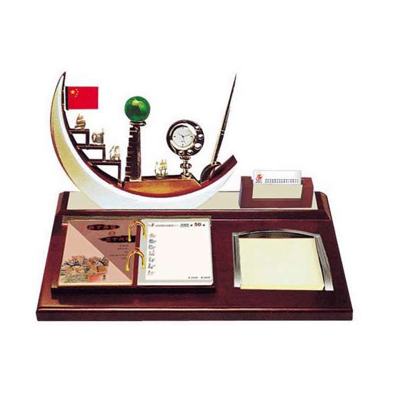 木制工藝品廠家?guī)私饽竞械乃囆g(shù)性和實(shí)用性